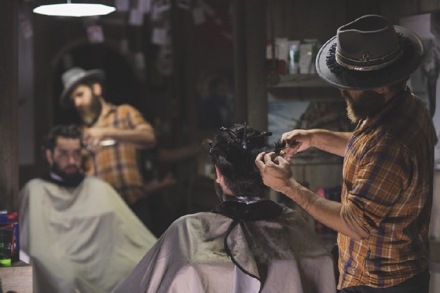 Barber at work in a classic hair salon and in our list of the top barbers in Dortmund.